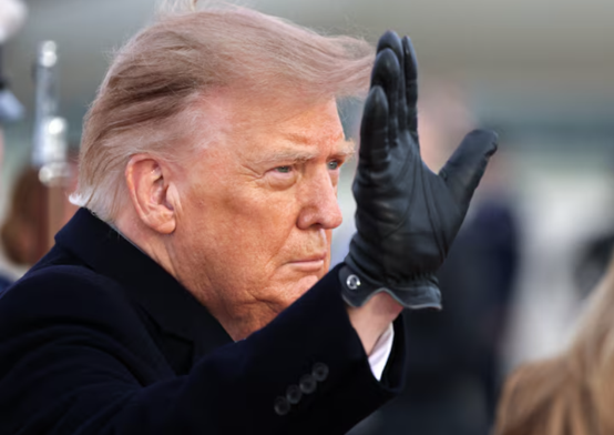 Presiden AS Donald Trump melambaikan tangan kepada media di sidang kemuncak dua hala