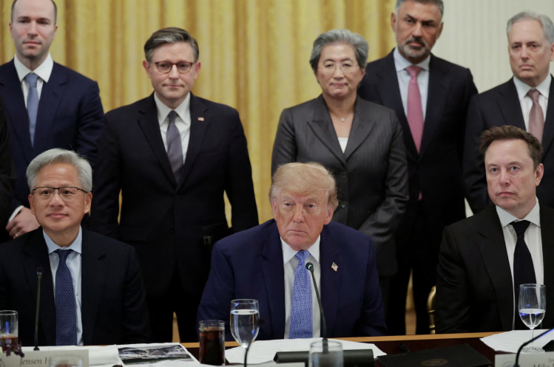 Presiden AS Donald Trump, Ketua Pegawai Eksekutif SpaceX Elon Musk, dan Ketua Pegawai Eksekutif Nvidia Jensen Huang menghadiri jamuan tengah hari pemimpin teknologi di East Room Rumah Putih di Washington, D.C., pada 29 September 2026