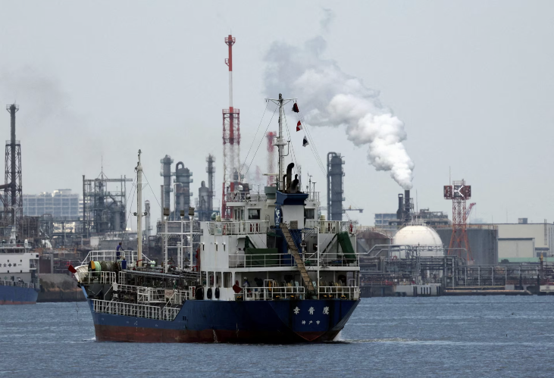 Sebuah kapal tangki minyak kecil menghampiri kilang penapisan di zon perindustrian Kawasaki Keihin di selatan Tokyo, Jepun, pada 17 Mac 2026