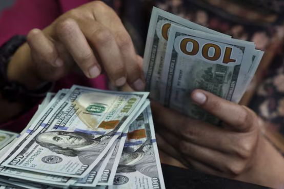 Illustration of US dollar banknotes and debt auction market activity