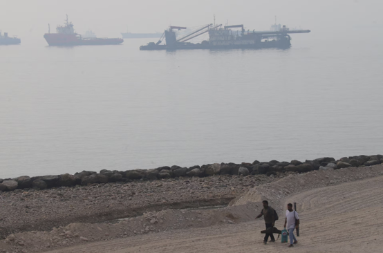 Pemandangan kapal-kapal yang melalui Selat Hormuz berhampiran pantai Bandar Abbas, Iran
