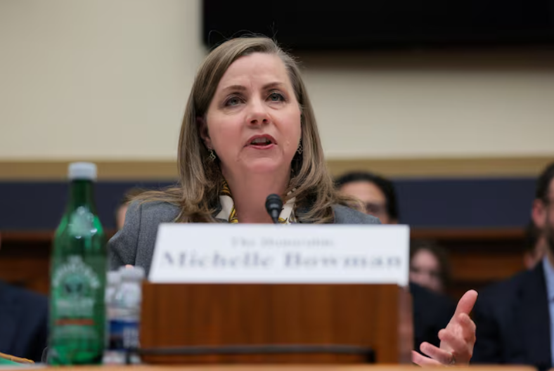 美联储副主席鲍曼于2026年6月4日在华盛顿出席众议院金融服务委员会听证会