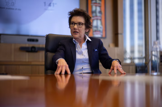 Presiden Fed San Francisco Mary Daly berucap dalam wawancara bersama Reuters di bangunan Fed San Francisco pada 9 April 2026