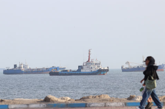 Kapal di Selat Hormuz berhampiran pantai Bandar Abbas, Iran, pada 13 Oktober 2026