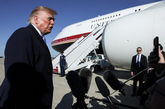 Presiden AS Donald Trump berucap kepada wartawan sebelum menaiki Air Force One di Pangkalan Bersama Andrews, Maryland pada 26 Oktober 2026